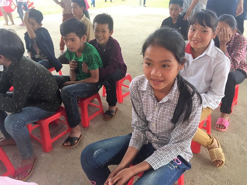 Chúng em thích được nhận quà để đi học lắm - Triệu Thị Yến, Bàn Trọng Tiến, Bàn Phúc Thịnh - Học sinh lớp 5 cùng đồng thanh nói!