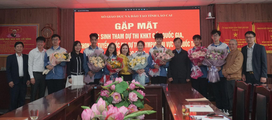 Lãnh đạo Sở GD&ĐT Lào Cai gặp mặt nhà trường, đoàn học sinh tham dự Cuộc thi Khoa học kỹ thuật cấp quốc gia học sinh trung học năm học 2023 - 2024. Lãnh đạo Sở GD&ĐT Lào Cai gặp mặt nhà trường, đoàn học sinh tham dự Cuộc thi Khoa học kỹ thuật cấp quốc gia học sinh trung học năm học 2023 - 2024.