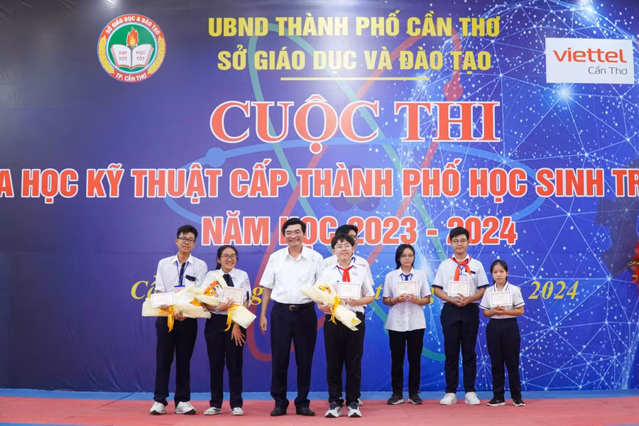 Ông Trần Thanh Bình - Giám đốc Sở GD&amp;ĐT TP Cần Thơ chúc mừng dự án xuất sắc tham gia Cuộc thi Khoa học kỹ thuật cấp quốc gia học sinh trung học năm học 2023 - 2024. Ảnh: Q. Ngữ
