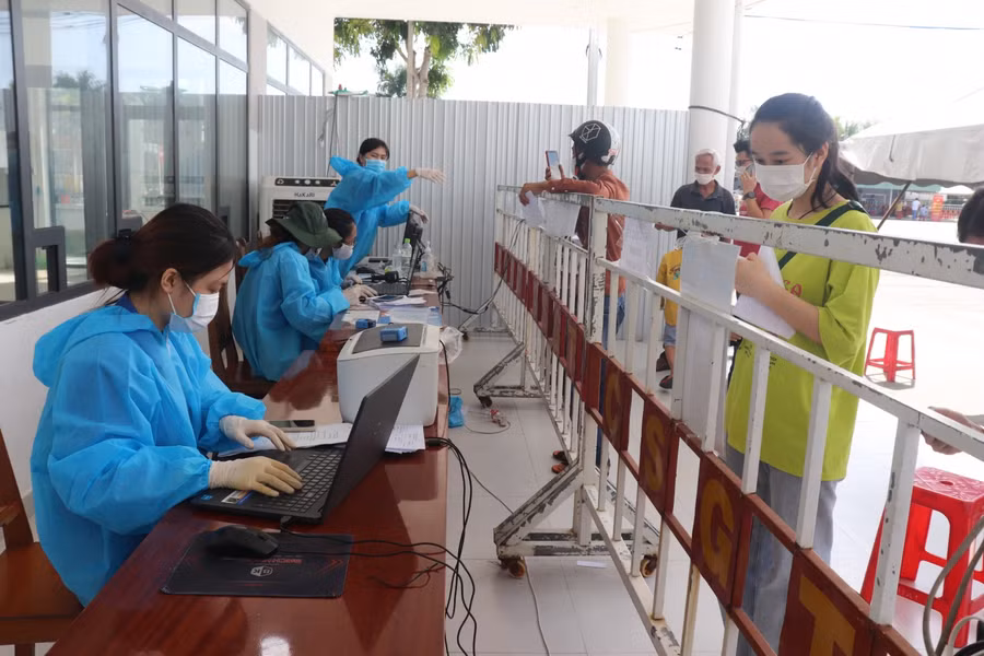 Kiểm tra, đối chiếu dữ liệu tại chốt kiểm soát Trần Đại Nghĩa, đoạn giáp ranh Đà Nẵng - Quảng Nam.