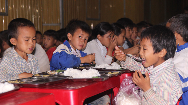 Nghệ An: 100 tấn gạo đến với học sinh vùng khó