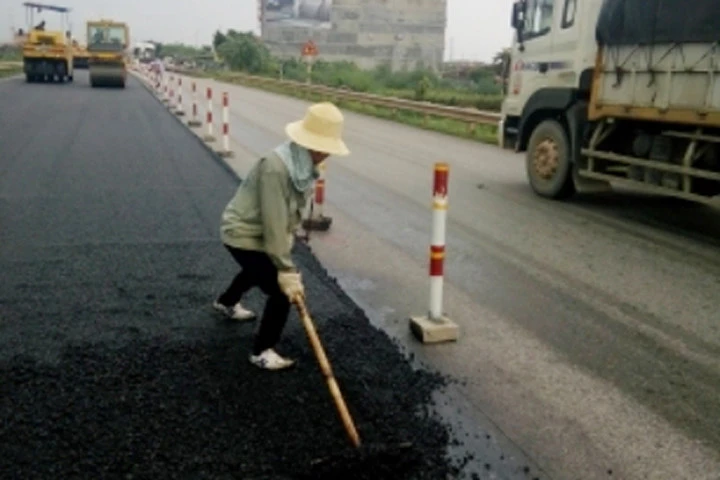 Vị trí nơi Ban QLDA2 yêu cầu đơn vị thi công bóc toàn bộ mặt đường thảm nhựa thi công dưới trời mưa để làm lại. Ảnh Bộ GTVT