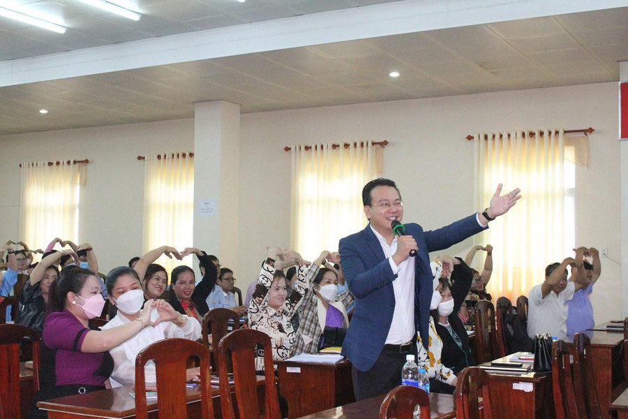 TS Đào Lê Hòa An - Tiến sĩ tâm lý học, Hội Tâm lý học xã hội Việt Nam tương tác cùng cán bộ, giáo viên.