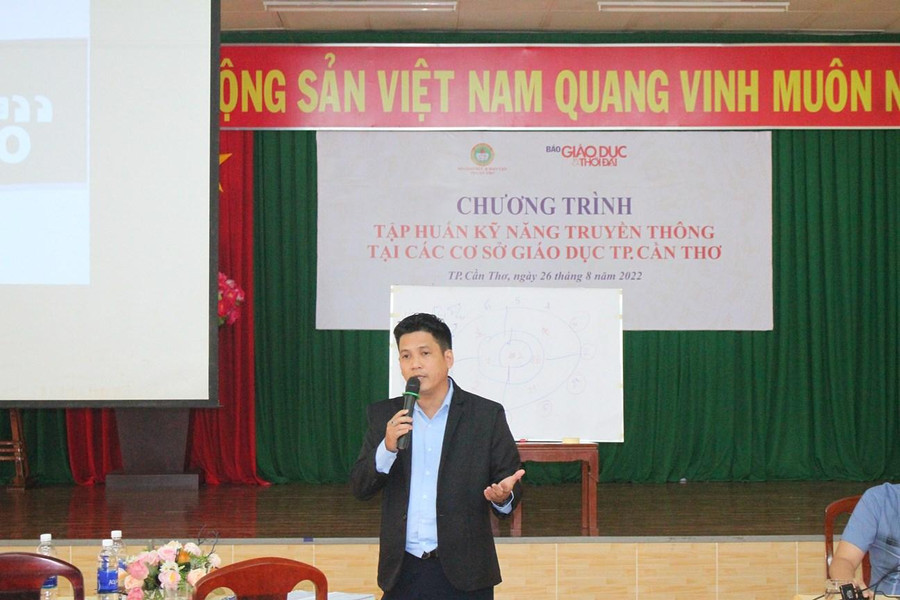 TS Nguyễn Vinh Quang - CEO &amp; Founder Tổ chức Hướng nghiệp Quốc tế Mr.Q chia sẻ tại buổi tập huấn.
