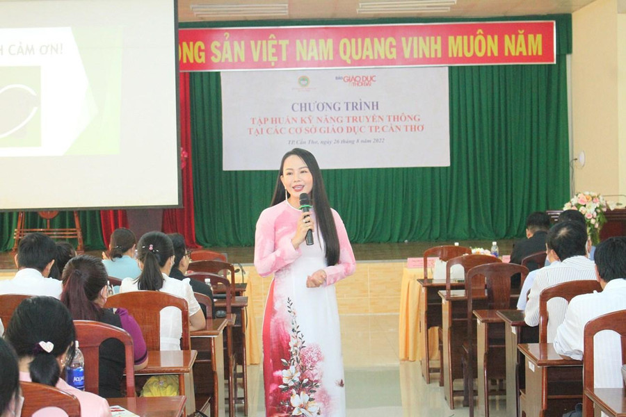 TS Nguyễn Thị Quốc Minh - Trường ĐH Khoa học Xã hội và Nhân văn TPHCM chia sẻ tại buổi tập huấn.