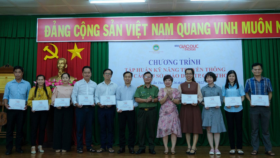 Trao chứng chỉ cho các học viên hoàn thành tập huấn.