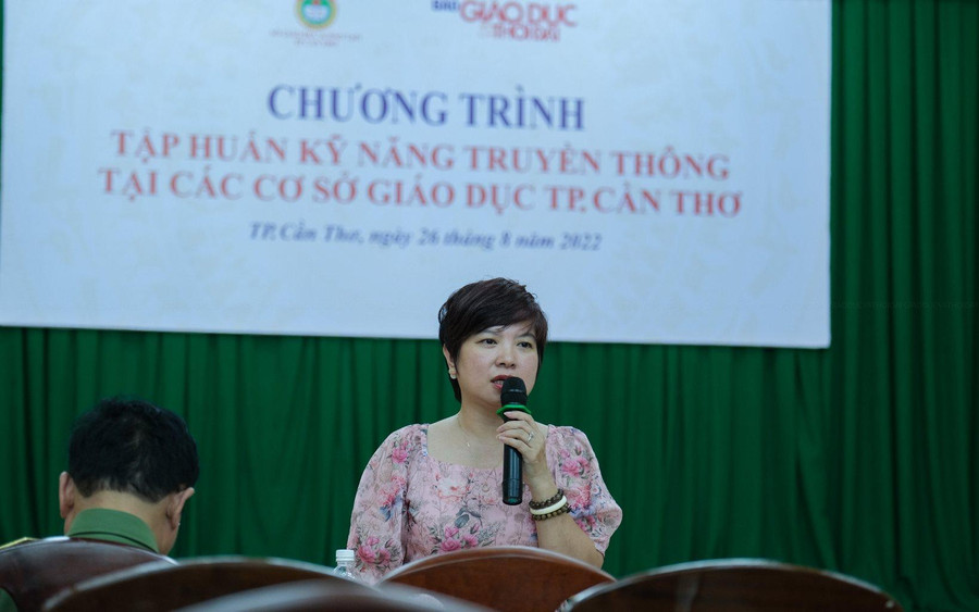 Nhà báo Dương Thanh Hương - Phó Tổng Biên tập Báo GD&amp;TĐ chia sẻ cùng cán bộ, giáo viên.