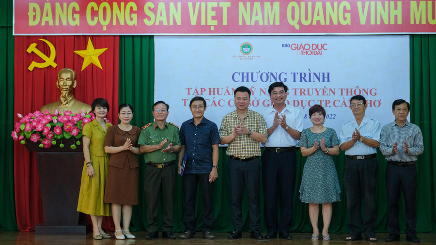 Hai đơn vị chụp hình lưu niệm. Hai đơn vị chụp hình lưu niệm.