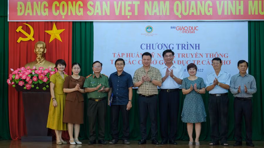 Hai đơn vị chụp hình lưu niệm.