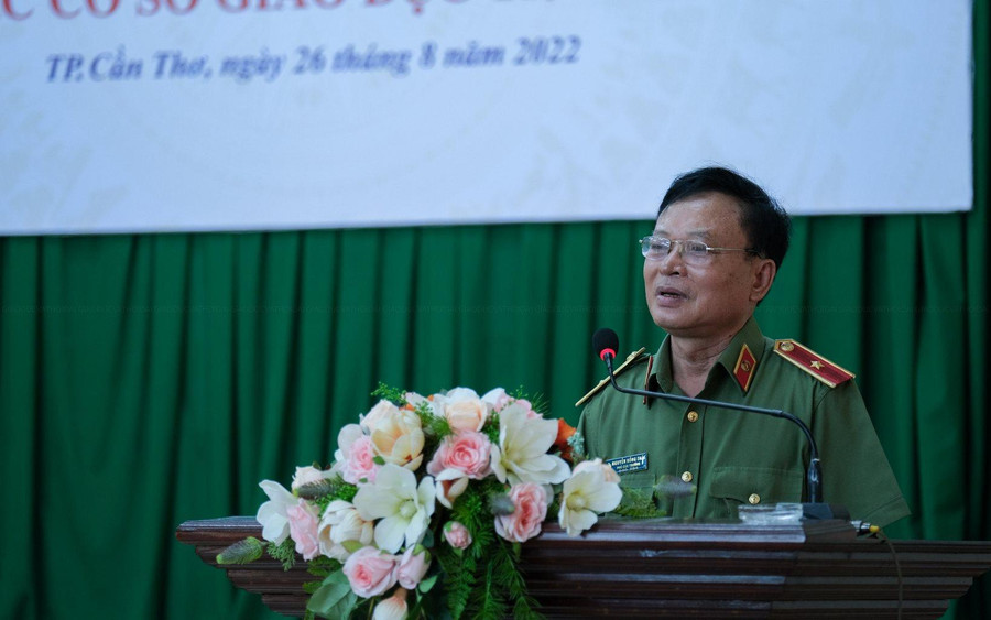 Thiếu tướng Nguyễn Hồng Thái - Nguyên Tổng Biên tập tạp chí CAND, cố vấn cấp cao Báo GD&amp;TĐ trình bày chuyên đề.