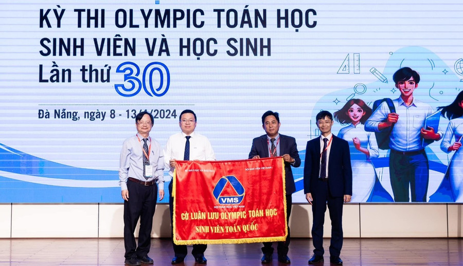 Ban tổ chức trao cờ luân lưu Olympic Toán học Sinh viên toàn quốc. Ban tổ chức trao cờ luân lưu Olympic Toán học Sinh viên toàn quốc.