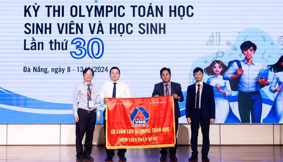 Ban tổ chức trao cờ luân lưu Olympic Toán học Sinh viên toàn quốc. Ban tổ chức trao cờ luân lưu Olympic Toán học Sinh viên toàn quốc.