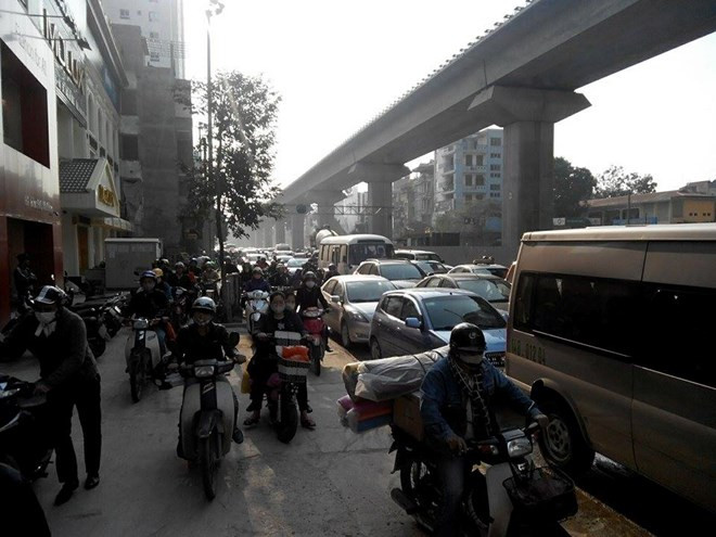 Phía trong đoạn đường đang được ngăn chặn khiến người dân phải leo lên vỉa hè để đi