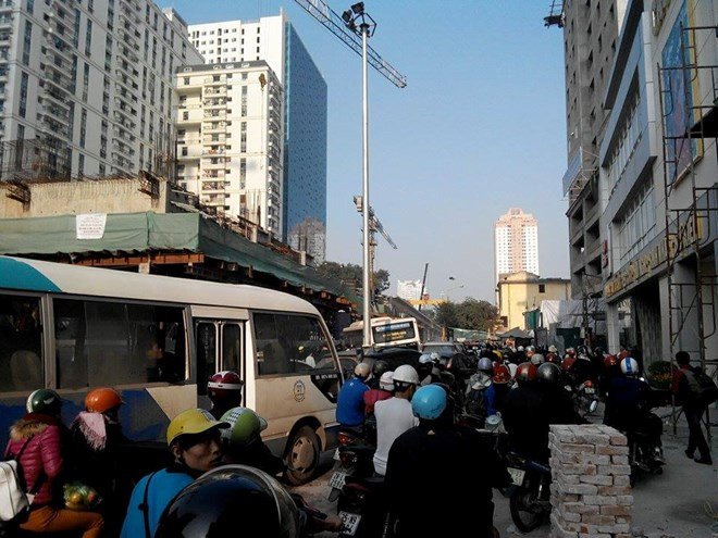 Vụ việc xảy ra cách nơi xảy ra vụ sập giàn giáo ở dự án đường sắt trên cao Hà Đông - Cát Linh vào ngày 28.12 chưa đầy 10 mét