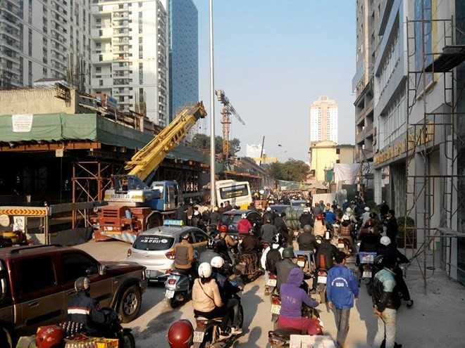 Do đoạn đường đang được ngăn chặn bởi vụ tai nạn hôm qua nên càng dẫn tới tác nghẽn giao thông