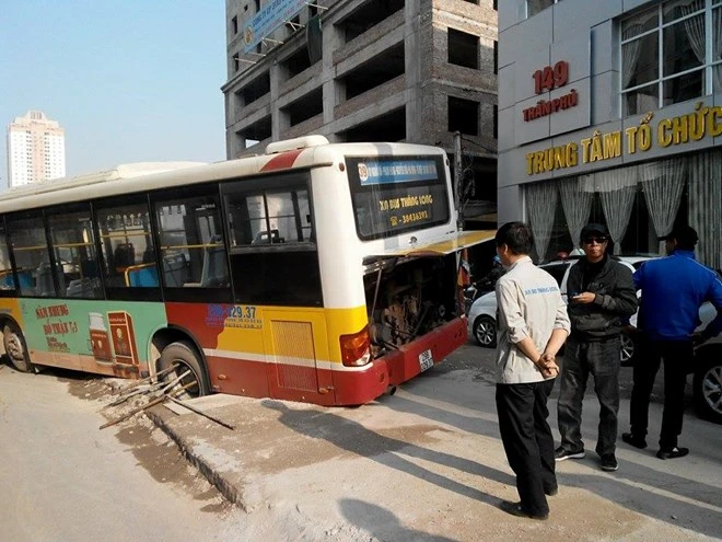 Sát vụ sập giàn giáo đường sắt trên cao, xe bus nghiêng ngả “sập bẫy” hố ga 