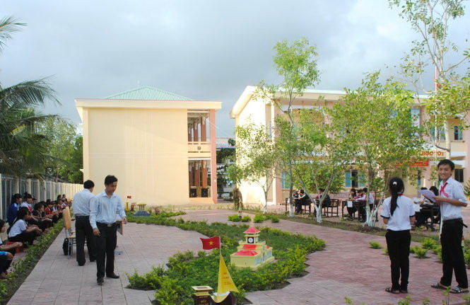 Học sinh Trường THCS Hàng Vịnh sinh hoạt ngoại khóa bên bản đồ tại sân trường - Ảnh: Tấn Thái Học sinh Trường THCS Hàng Vịnh sinh hoạt ngoại khóa bên bản đồ tại sân trường - Ảnh: Tấn Thái