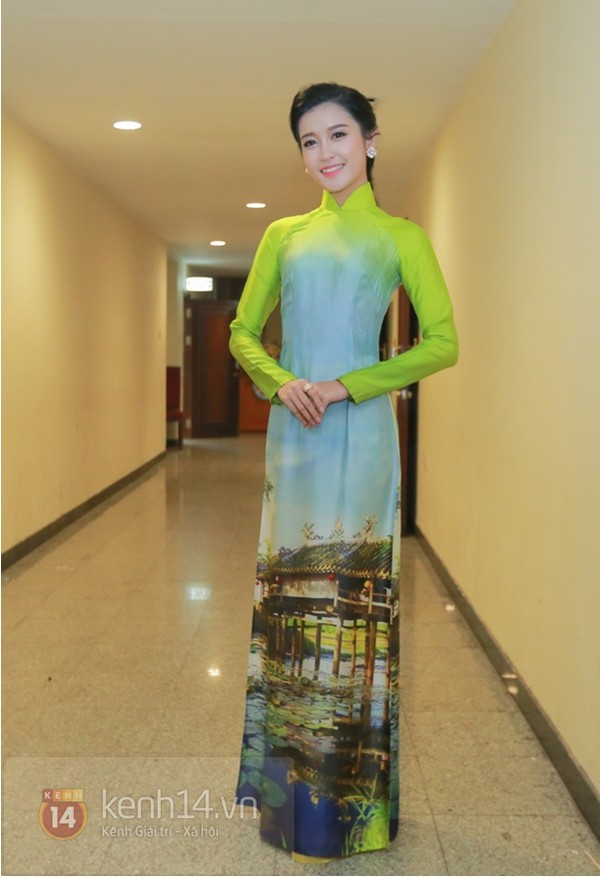 Thủy Tiên xuất hiện nổi bật trong show diễn đầu tiên sau ngày cưới 11