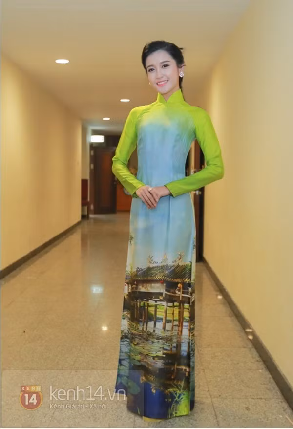 Thủy Tiên xuất hiện nổi bật trong show diễn đầu tiên sau ngày cưới 11