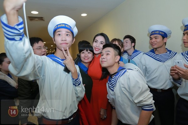 Thủy Tiên xuất hiện nổi bật trong show diễn đầu tiên sau ngày cưới 3