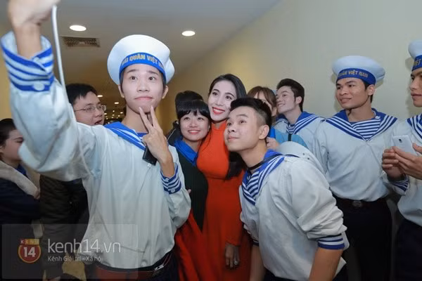 Thủy Tiên xuất hiện nổi bật trong show diễn đầu tiên sau ngày cưới 3