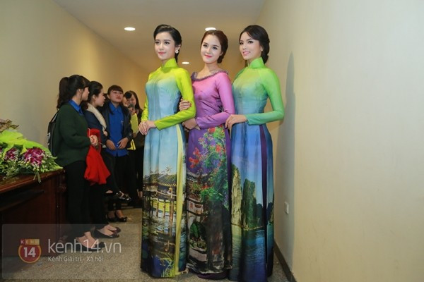 Thủy Tiên xuất hiện nổi bật trong show diễn đầu tiên sau ngày cưới 12