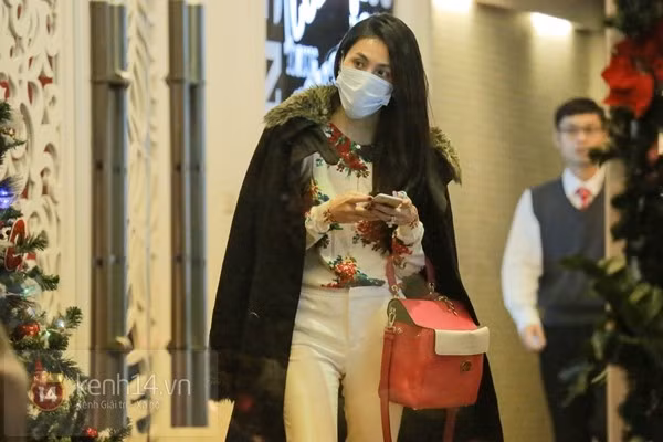 Thủy Tiên xuất hiện nổi bật trong show diễn đầu tiên sau ngày cưới 9