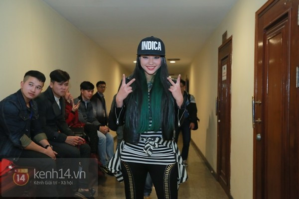 Thủy Tiên xuất hiện nổi bật trong show diễn đầu tiên sau ngày cưới 17