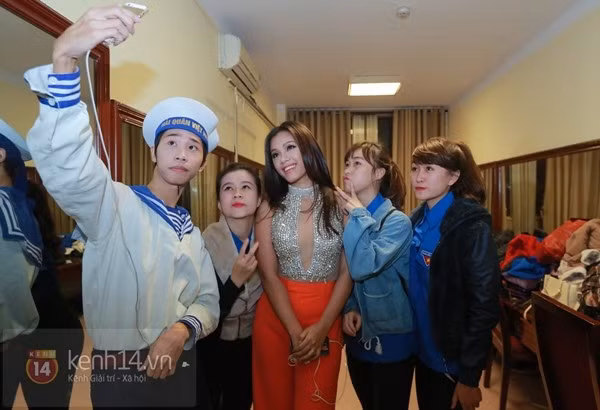 Thủy Tiên xuất hiện nổi bật trong show diễn đầu tiên sau ngày cưới 15