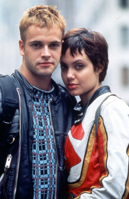 Angelina Jolie cùng người chồng đầu tiên, hai người sống với nhau 3 năm từ năm 1996 tới năm 1999.