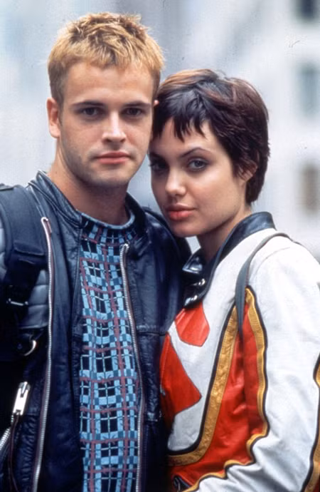 Angelina Jolie cùng người chồng đầu tiên, hai người sống với nhau 3 năm từ năm 1996 tới năm 1999.