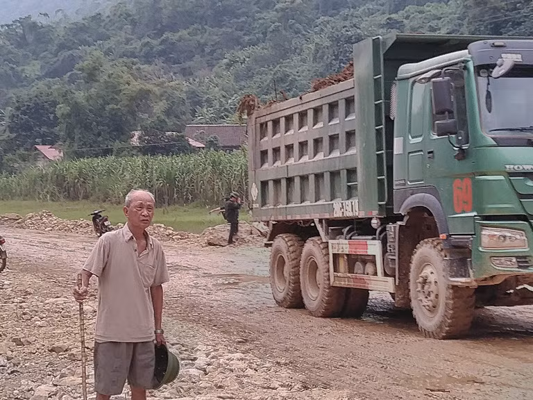 Người già trong thôn giờ chẳng còn biết tin vào ai, điện sinh hoạt trong thôn nhiều tháng nay bị doanh nghiệp cắt, đất sản xuất thì bị doanh nghiệp cưỡng chế, đành quay lưng để mặc...