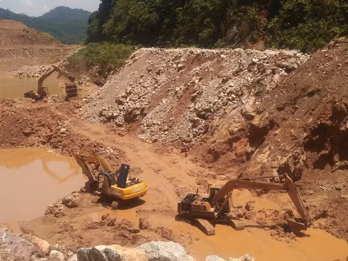 Công ty Thăng Long phá đường dân sinh, khai thác vàng ngoài lộ giới