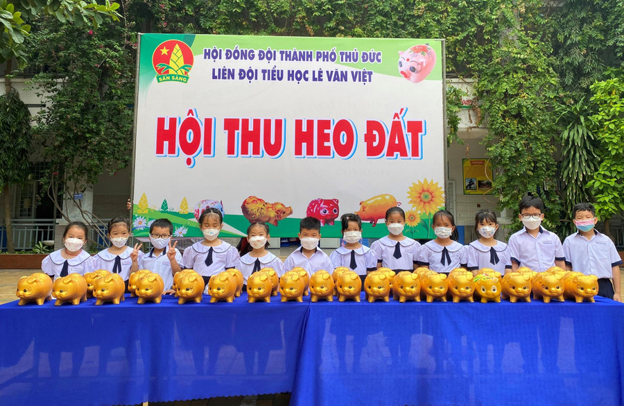 Trường Tiểu học Lê Văn Việt tổ chức hội thi heo đất vào cuối năm học 2021 - 2022.