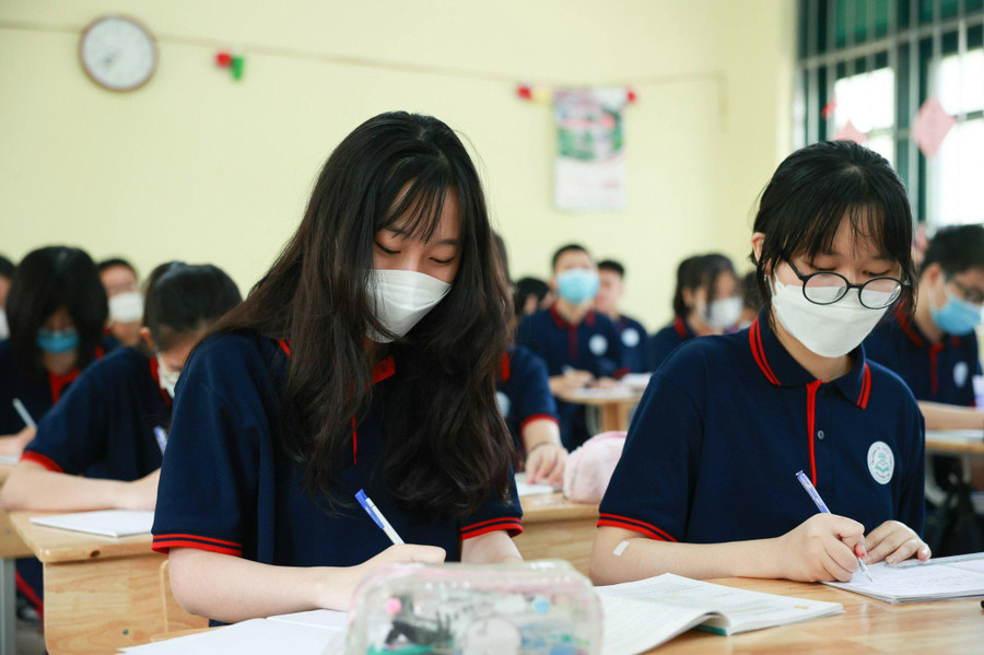 Nhiều phụ huynh đề xuất Hà Nội xem xét việc tăng học phí cho năm học. Ảnh: Hải Nam