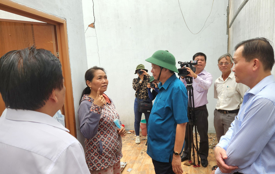 Ông Bùi Văn Nghiêm - Bí thư Tỉnh ủy Vĩnh Long thăm hỏi, động viên các hộ dân bị ảnh hưởng bởi lốc xoáy. Ông Bùi Văn Nghiêm - Bí thư Tỉnh ủy Vĩnh Long thăm hỏi, động viên các hộ dân bị ảnh hưởng bởi lốc xoáy.