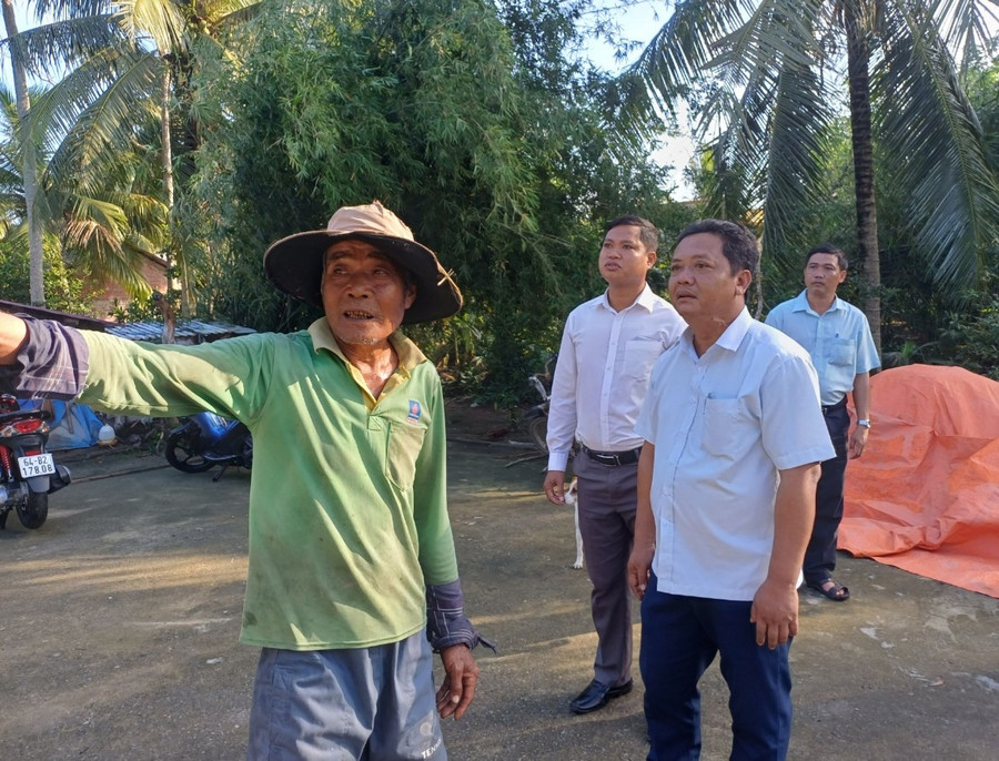 Lãnh đạo huyện Long Hồ thăm hỏi, động viên các hộ dân khắc phục khó khăn. Lãnh đạo huyện Long Hồ thăm hỏi, động viên các hộ dân khắc phục khó khăn.