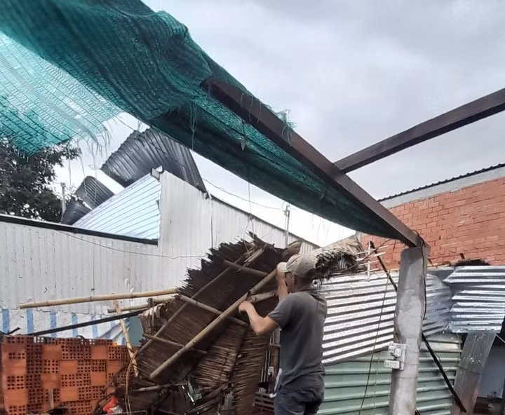 Mưa lớn kèm lốc xoáy làm tốc mái nhiều căn nhà ở Vĩnh Long.
