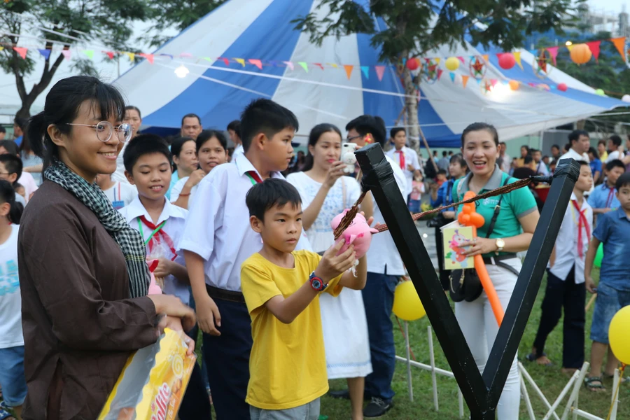 Học sinh Trường THCS Trần Hưng Đạo (TPHCM) trải nghiệm trò chơi bắn ná trúng thú nhồi bông. Ảnh minh họa 