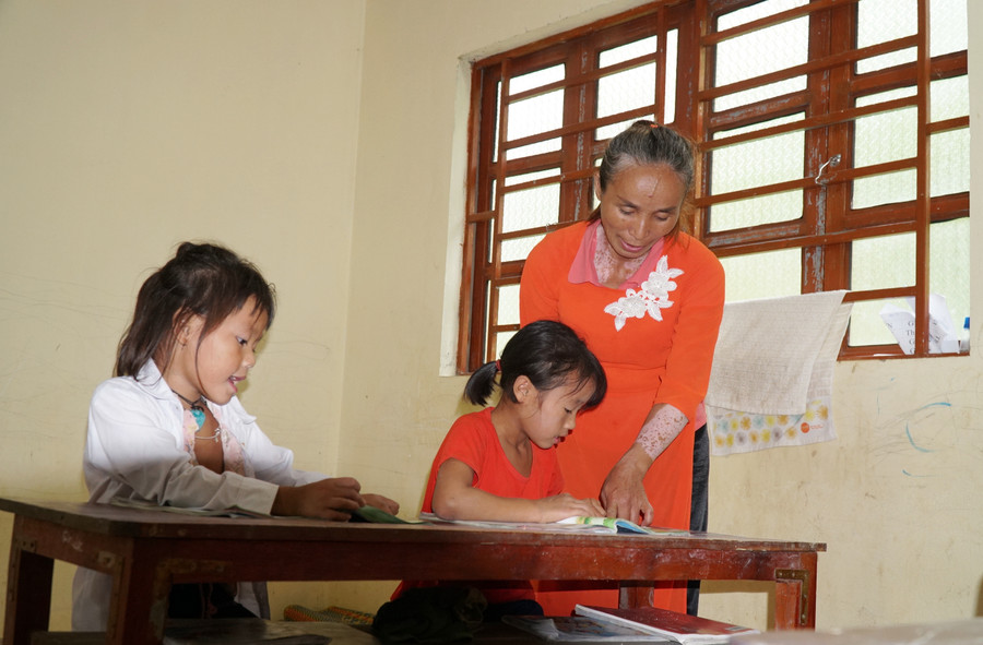 Cô Kha Thị Tý và em Lầu Y Mò mồ côi cả cha lẫn mẹ. Cô Kha Thị Tý và em Lầu Y Mò mồ côi cả cha lẫn mẹ.