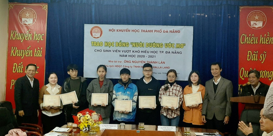 Sinh viên ĐH Đà Nẵng nhận học bổng Nuôi dưỡng ước mơ do ông Nguyễn Thành Lân tài trợ. Sinh viên ĐH Đà Nẵng nhận học bổng Nuôi dưỡng ước mơ do ông Nguyễn Thành Lân tài trợ.