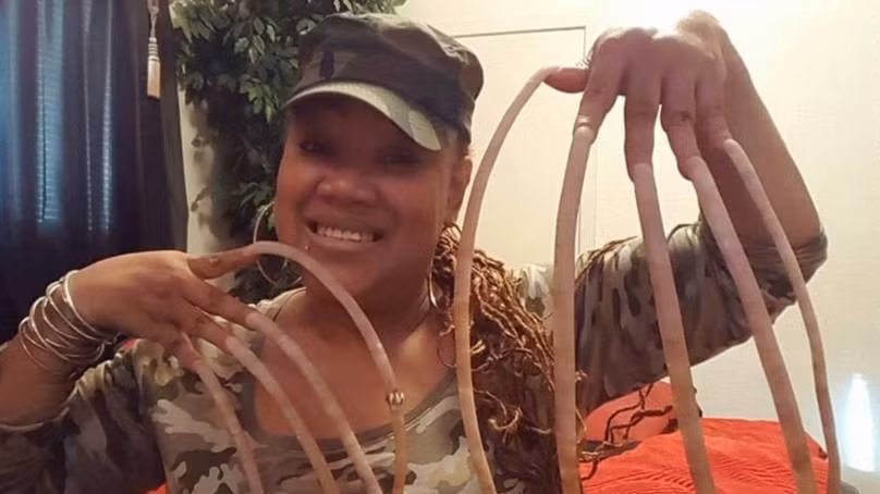 Người phụ nữ sở hữu bộ móng tay dài gần 1 mét ảnh 3