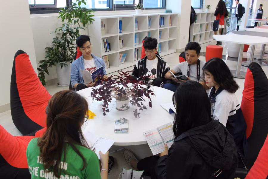 Trải nghiệm tại thư viện hiện đại 