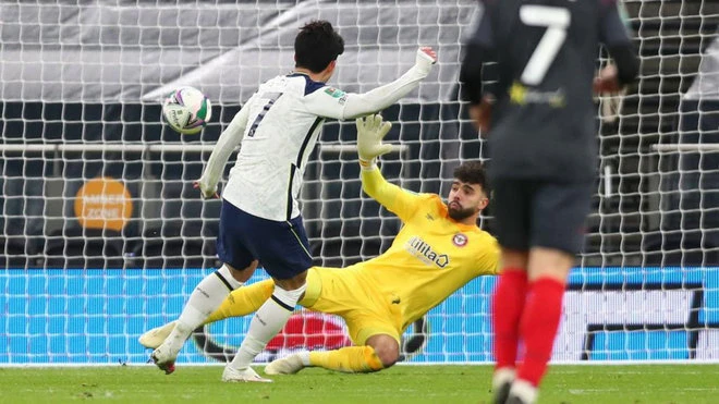 Ngôi sao Son Heung-min ghi bàn ấn định chiến thắng 2-0 cho Tottenham trước Brentford.