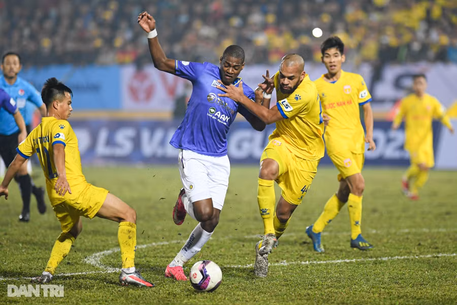 Hà Nội thua Nam Định ngay trận mở màn V-League 2021.