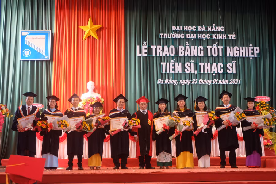 Trường ĐH Kinh tế khen thưởng 10 tân Thạc sĩ có thành tích tốt trong học tập và nghiên cứu.