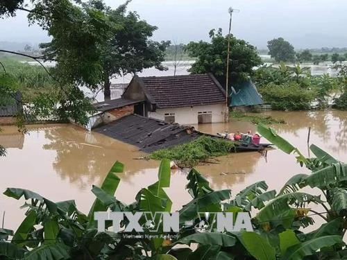 Mưa lũ ở miền Trung gây thiệt hại lớn về người và của.