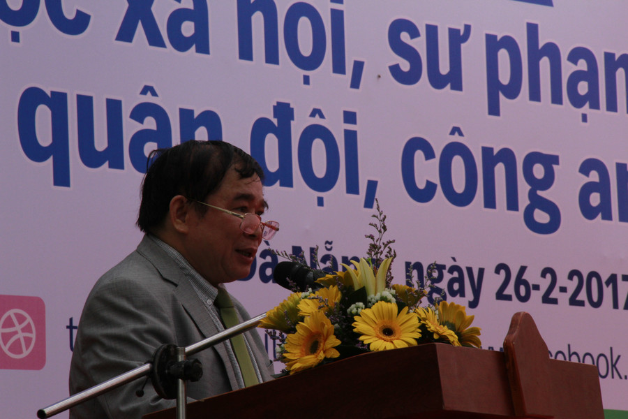 Thứ trưởng Bộ GD&ĐT Bùi Văn Ga phát biểu khai mạc chương trình tư vấn tuyển sinh – hướng nghiệp