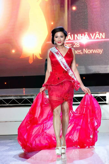 Người đẹp Thái Nhã Vân không đồng ý khi bị tuýt còi Nguoi dep Thai Nha Van khong dong y khi bi tuyt coi