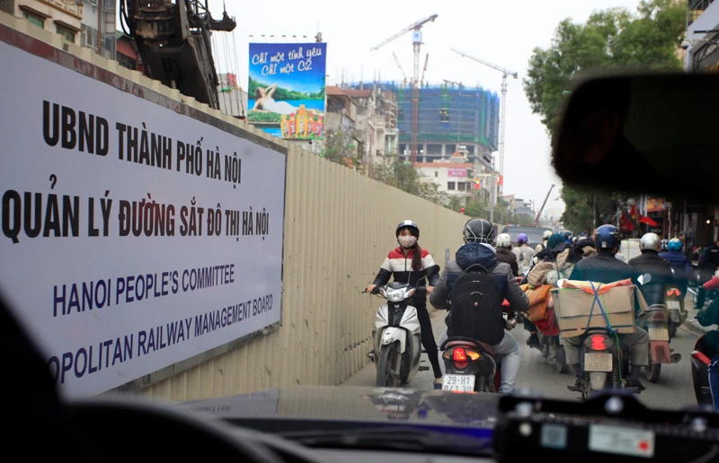 Ý thức người tham gia giao thông kém, mặt đường bị rào chắn để phục vụ các công trình giao thông thì tình trạng tắc đường cuối năm sẽ diễn ra hàng ngày.